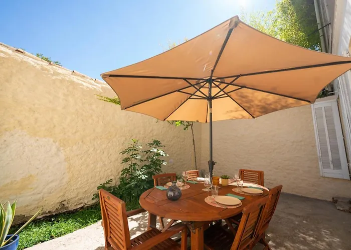 Roma Divine Cinema Et Jardin Nîmes