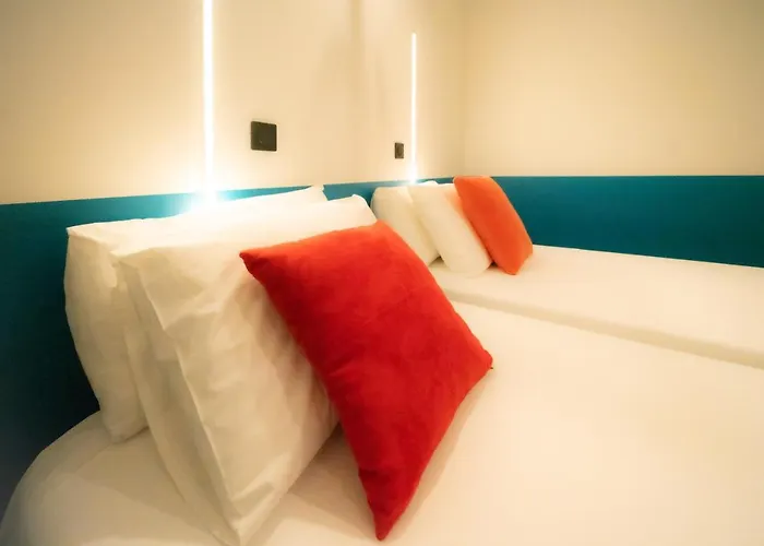 Roma Divine Cinema Et Jardin Nîmes