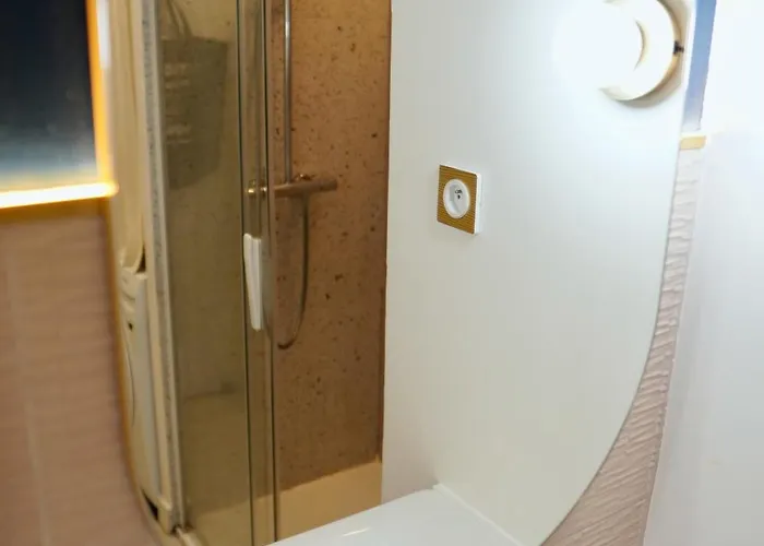 Roma Divine Cinema Et Jardin * Nîmes