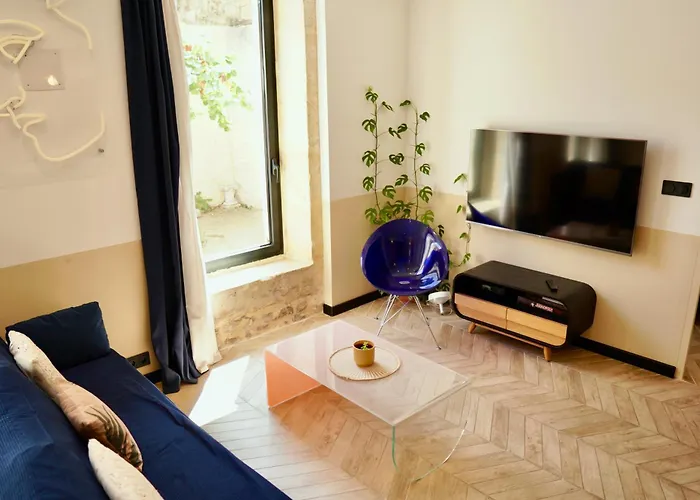 Roma Divine Cinema Et Jardin * Nîmes